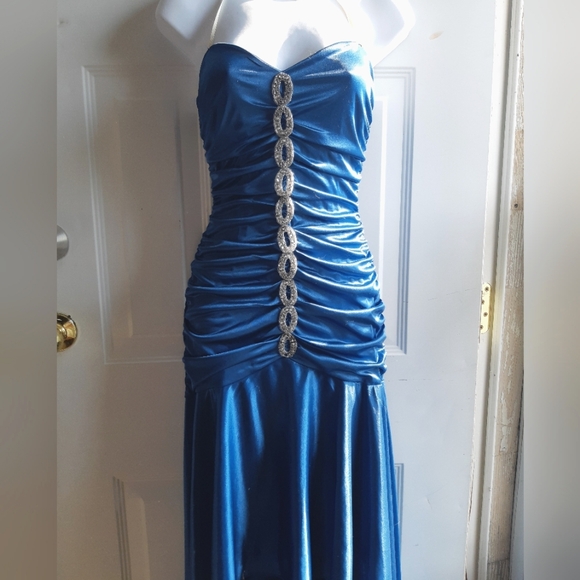 Mermaid Style Dress - Picture 12 of 15